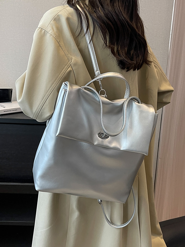 きれいめカジュアル 上品フラップ留め背負いかばん