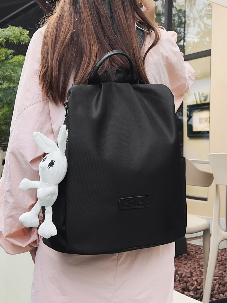 きれいめカジュアル うさぎチャーム付き スクエアリュック
