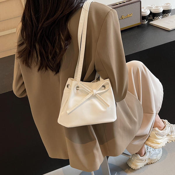 きれいめカジュアル リボン巾着ショルダーバッグ 四角スクエア型 肩掛けバッグ