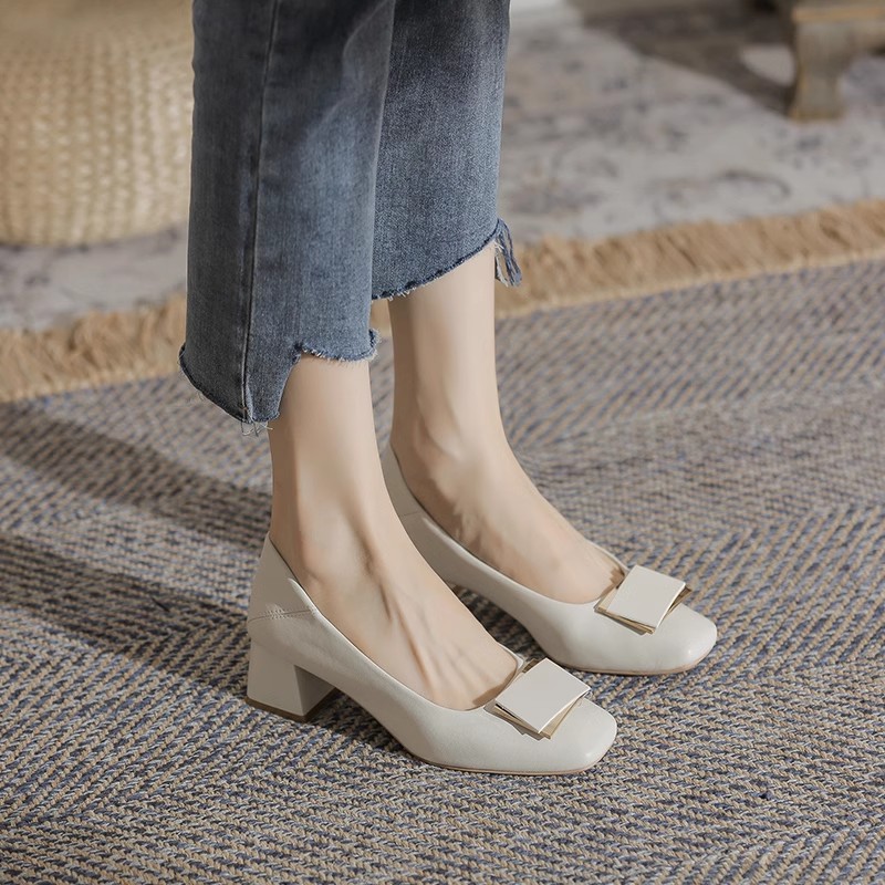 きれいめカジュアル スクエアトゥ金具付きチャンキーヒールパンプス