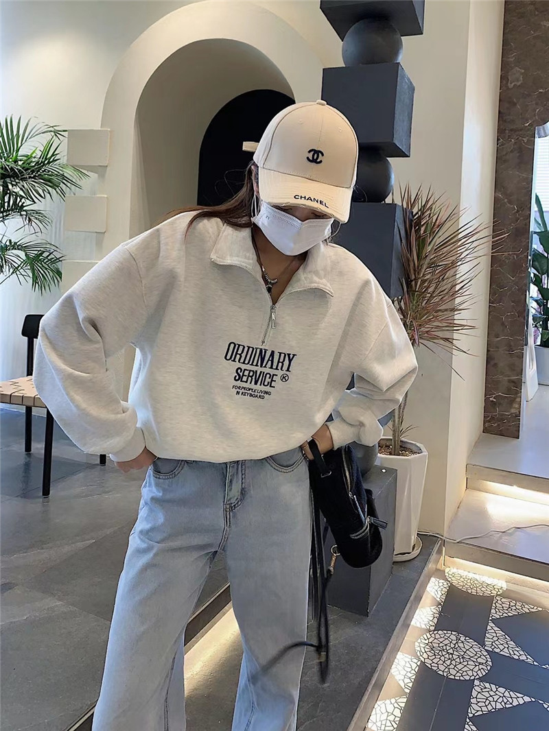 きれいめカジュアル ハーフジップロゴ刺繍入りスタンドカラースエット