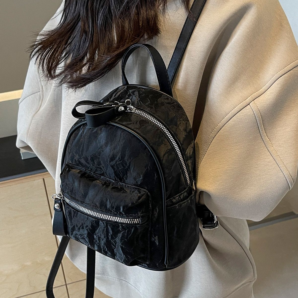 きれいめカジュアル 上品彫模様ミニリュック