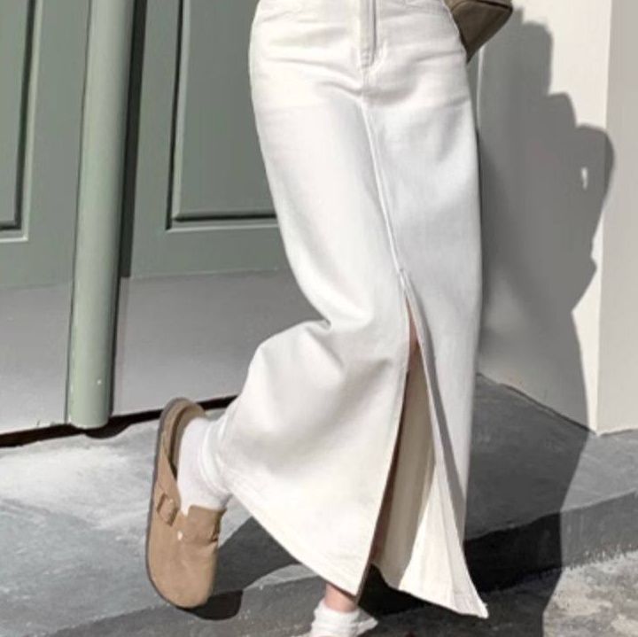 きれいめカジュアル フロントスリット入りデニムロングスカート