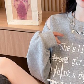 きれいめカジュアル 肩開きデザインロゴプリントスエット