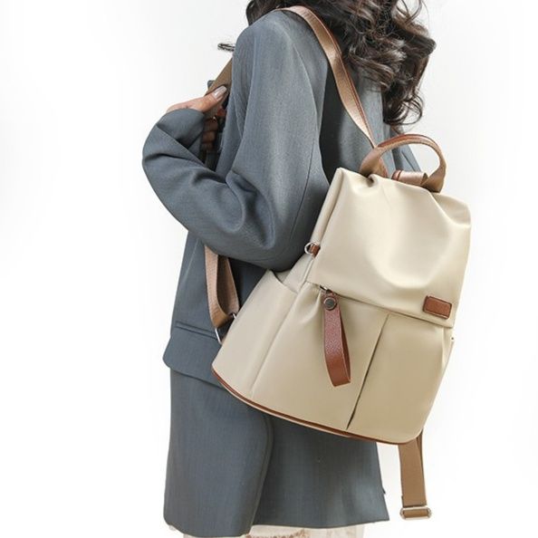 きれいめカジュアル 大人の上品さを演出する軽量デイリーリュック