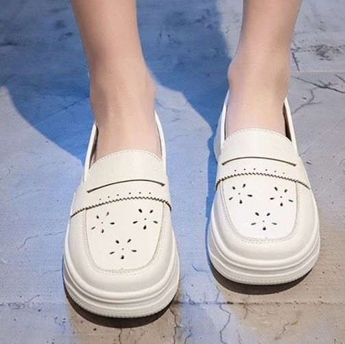 きれいめカジュアル パンチング装飾厚底ローファー