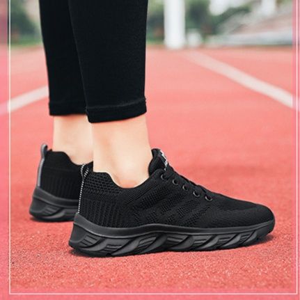 きれいめカジュアル 軽量メッシュ素材の厚底運動靴