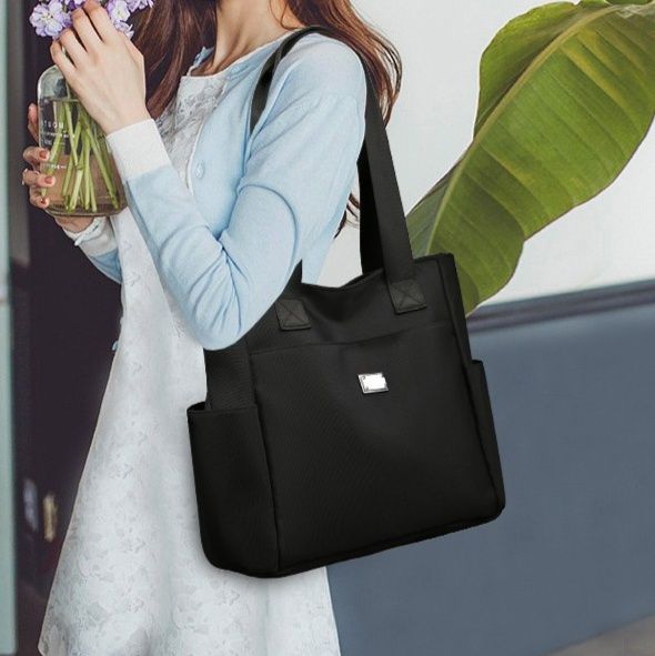 きれいめカジュアル 軽量ナイロン素材のマルチポケットトートバッグ