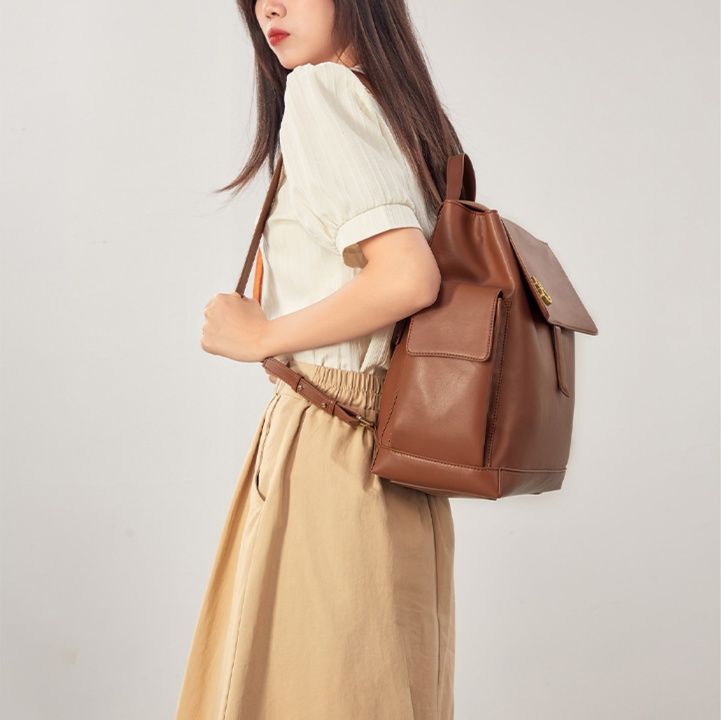 きれいめカジュアル 上質合成皮革フラップ式多機能デイリーリュック