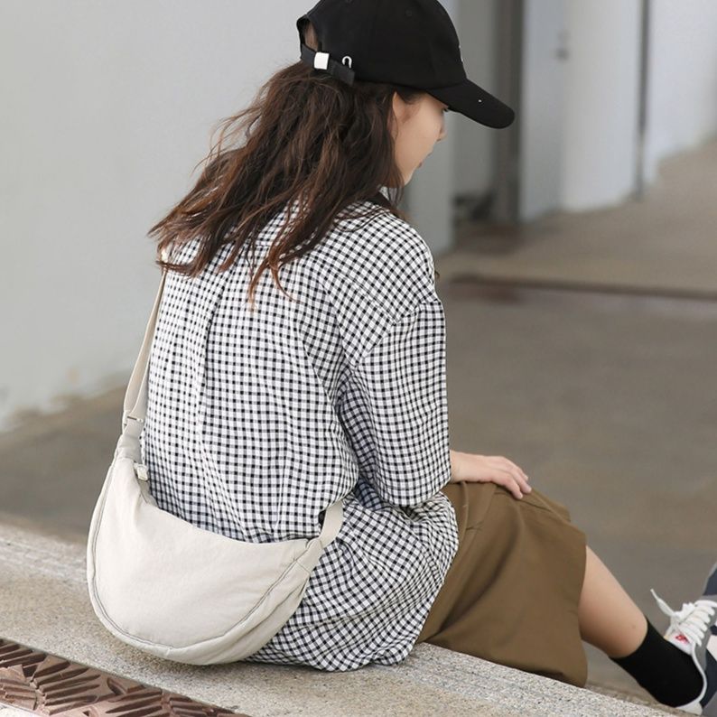 きれいめカジュアル 柔らか素材の三日月型ショルダーバッグ