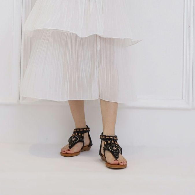 きれいめカジュアル ビジュー装飾トングサンダル