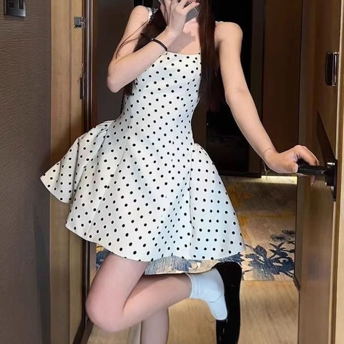 きれいめカジュアル 水玉模様のフレアキャミソールワンピース