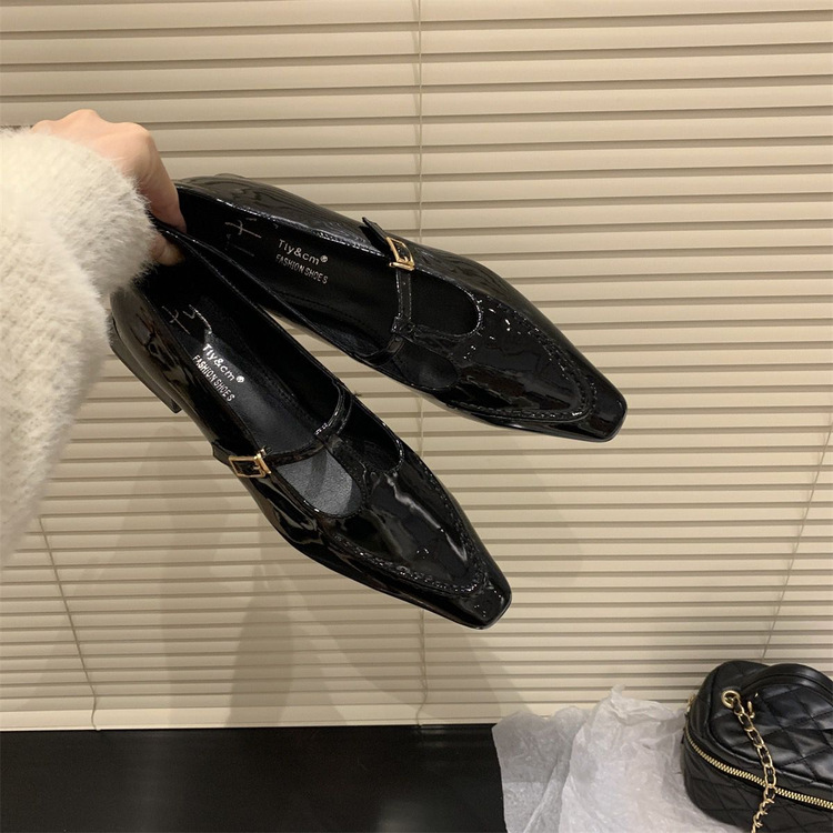 きれいめカジュアル レディース エナメル パンプス 靴 低めヒール ストラップ付き