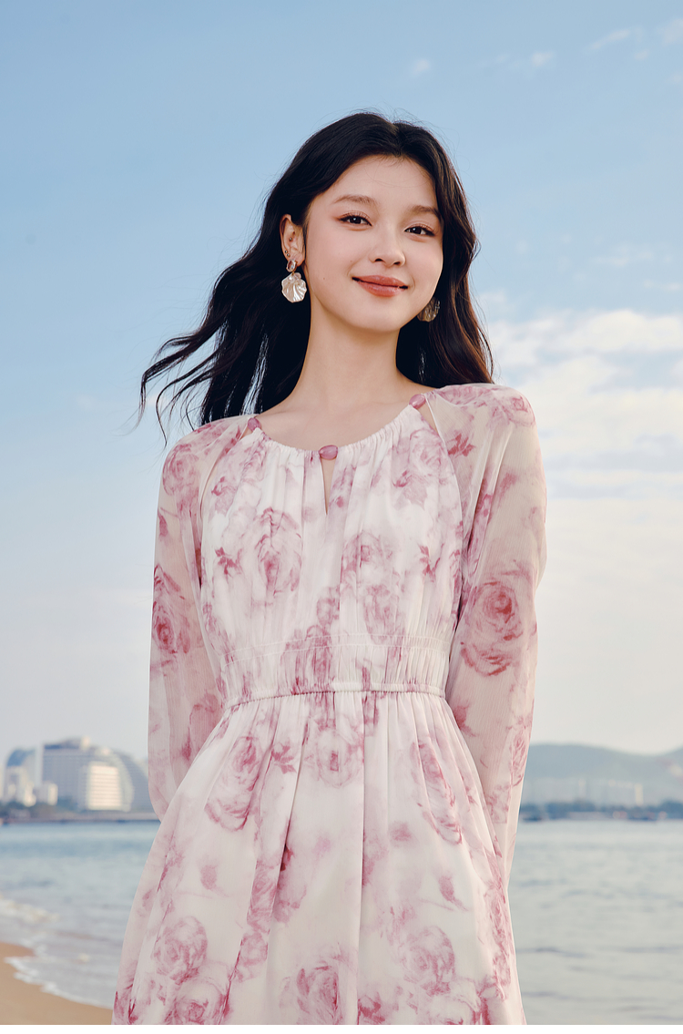 きれいめカジュアル 淡い花柄シフォンワンピース
