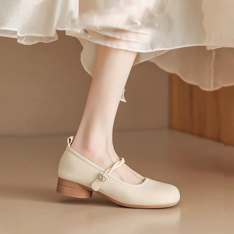 きれいめカジュアル 花飾りストラップ付き丸トゥローヒール靴