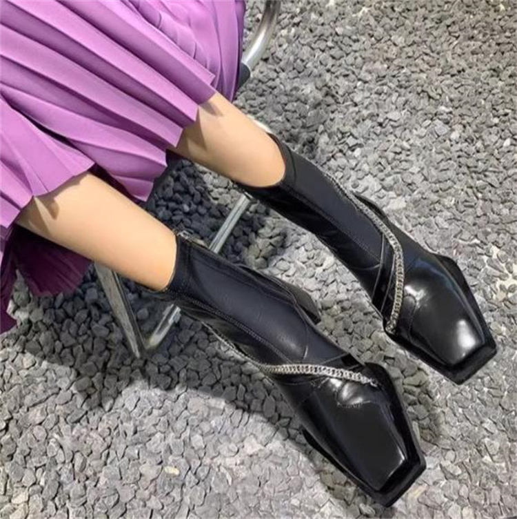 きれいめカジュアル チェーン付き太ヒールショートブーツ 女性用 黒靴