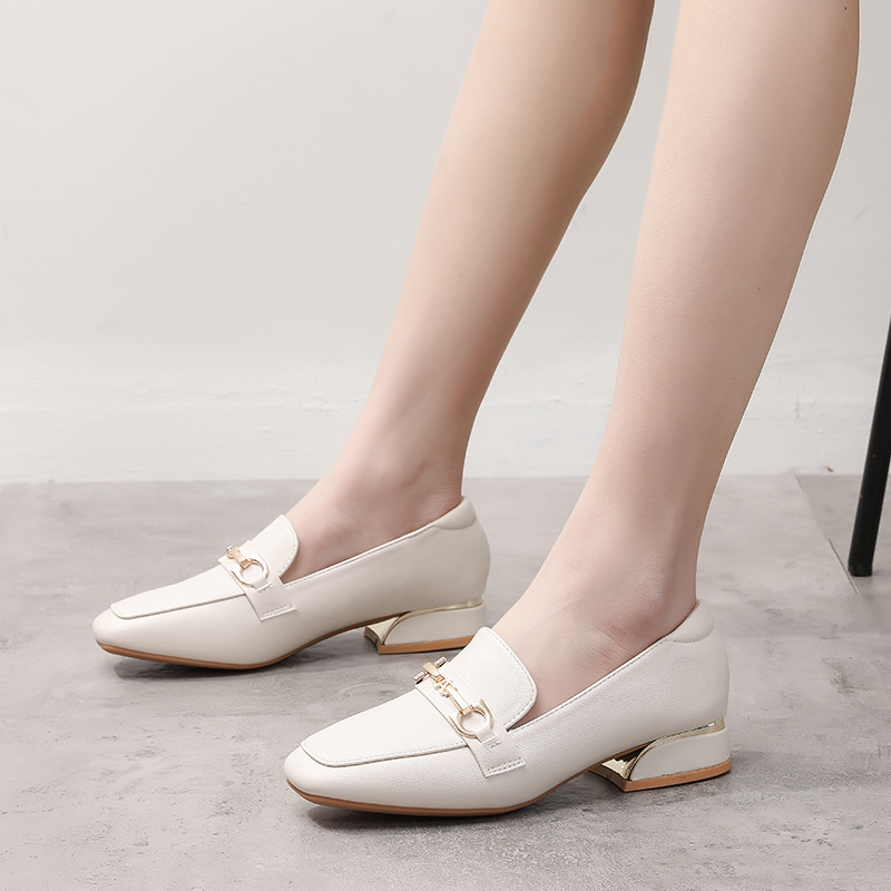 きれいめカジュアル 金具付きスクエアトゥローファーパンプス