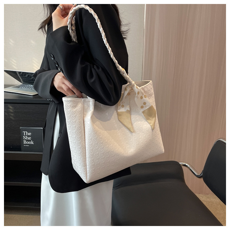 きれいめカジュアル 編み込みハンドル付きスカーフチャーム大容量トートバッグ