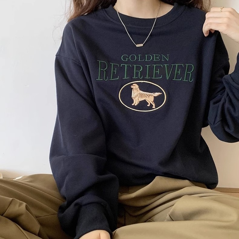 きれいめカジュアルスエット 犬刺繍ロゴ入りゆったりシルエットトレーナー