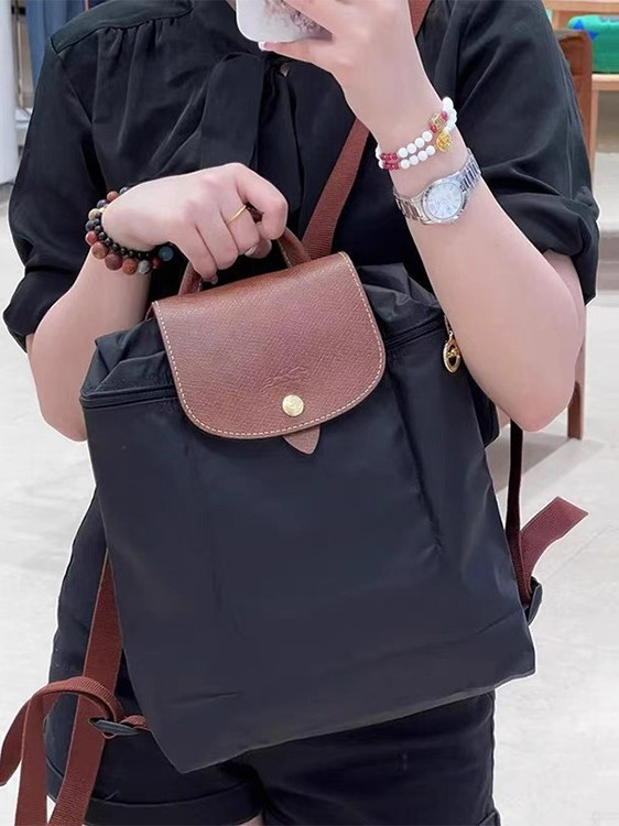 きれいめカジュアル 上品レザーフラップ付きナイロンリュックサック