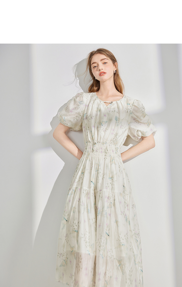 きれいめカジュアル 優美な花柄シャーリングティアードワンピース