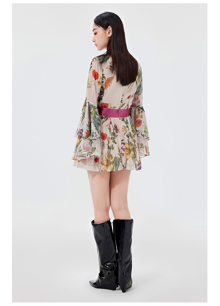 きれいめカジュアル 華やか花柄フレアスリーブミニワンピース