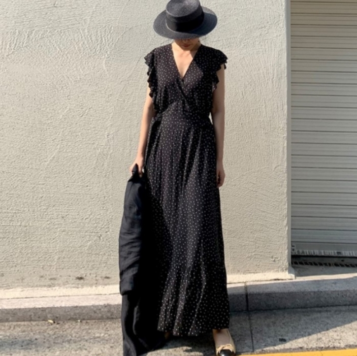 きれいめカジュアル 黒ドット柄ティアードワンピース長袖大人可愛いロング丈