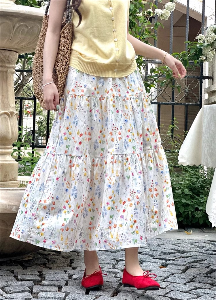 きれいめカジュアル 小花柄ティアードロングスカート