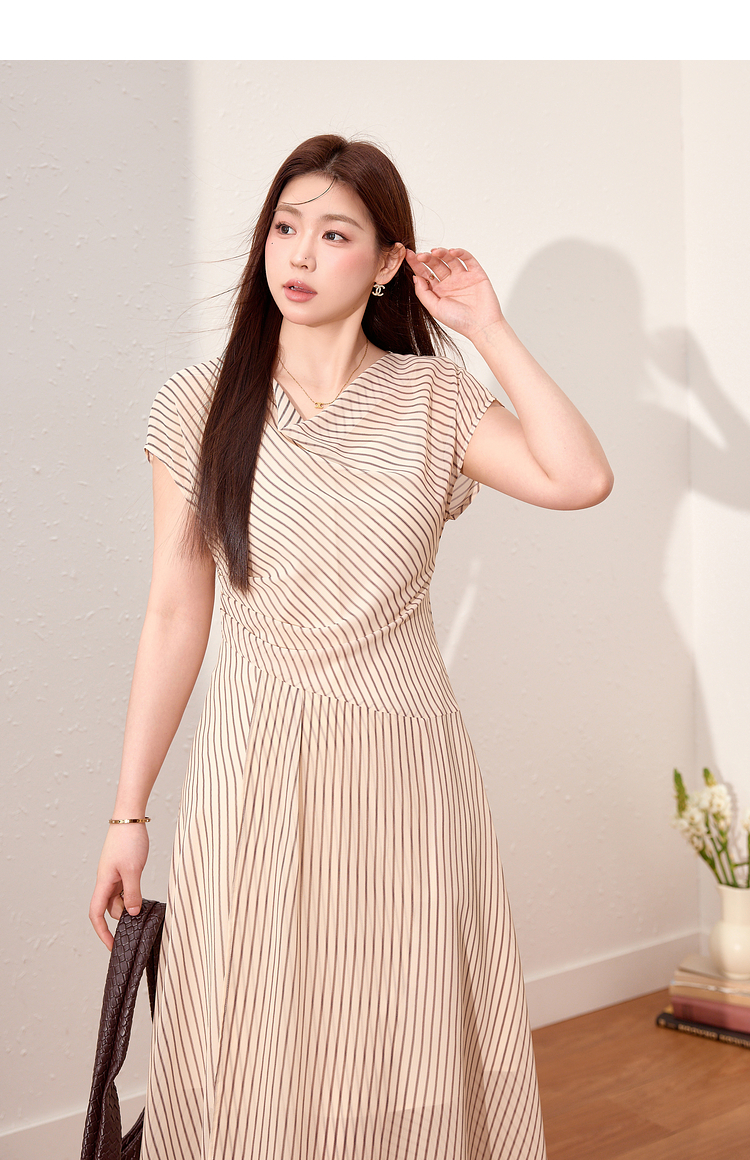 きれいめカジュアル 優美な佇まいストライプロングワンピース