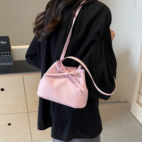 きれいめカジュアル リボン巾着ショルダーバッグ 四角スクエア型 肩掛けバッグ