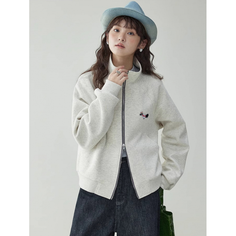 きれいめカジュアル 刺繍ワンポイント付きジップアップスタンドカラースエット