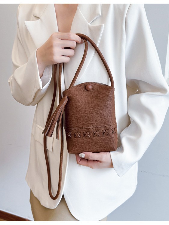 きれいめカジュアル 編み込みデザインタッセル付き巾着型ショルダーバッグ