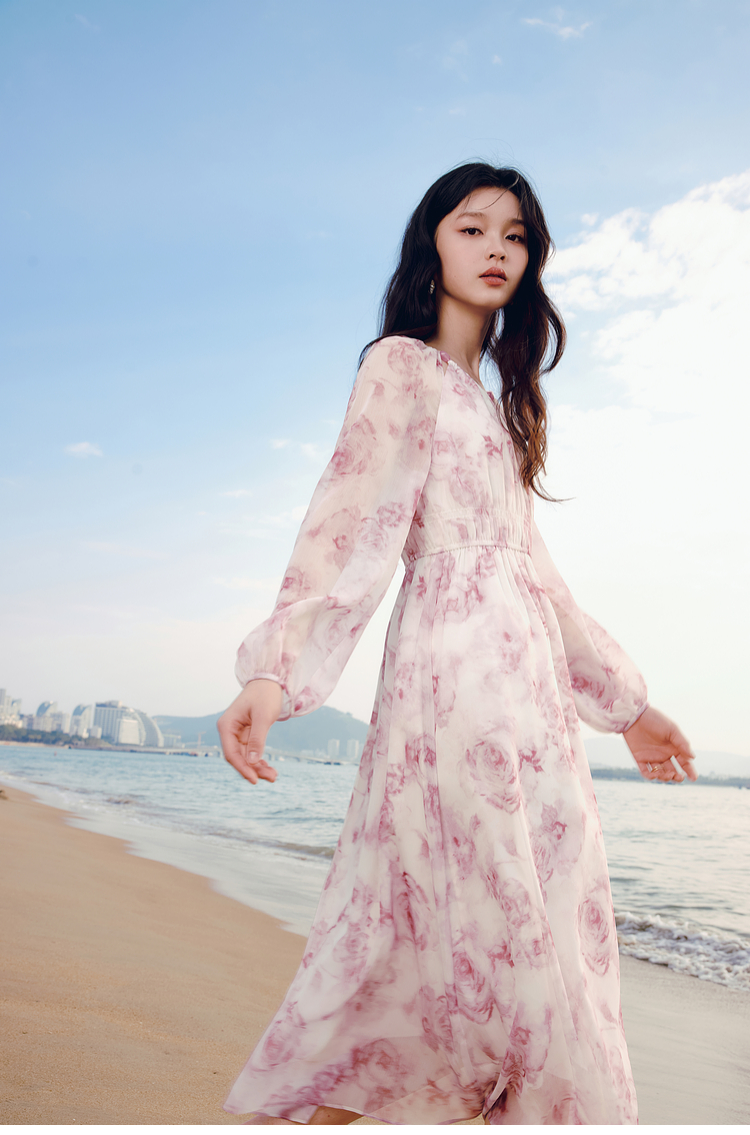 きれいめカジュアル 淡い花柄シフォンワンピース