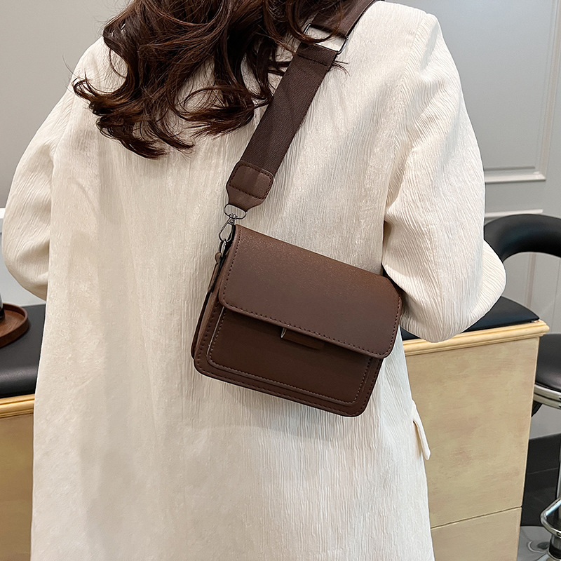 きれいめカジュアル シンプルフラップミニショルダーバッグ