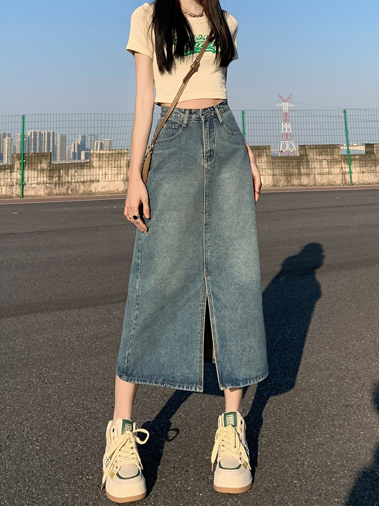 きれいめカジュアル フロントスリット入りデニムロングスカート