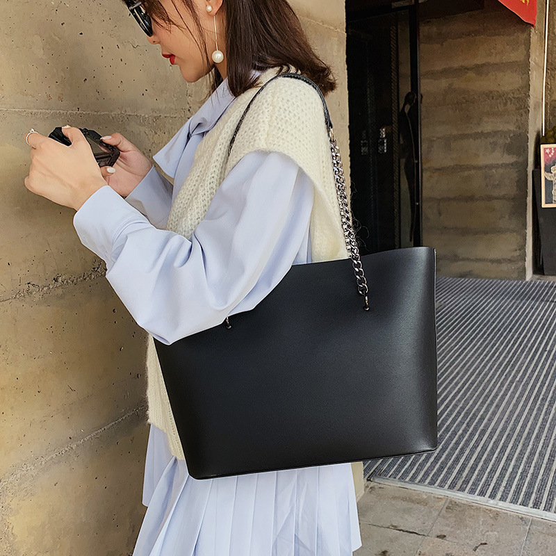きれいめカジュアル チェーンストラップ付きシンプルトートバッグ