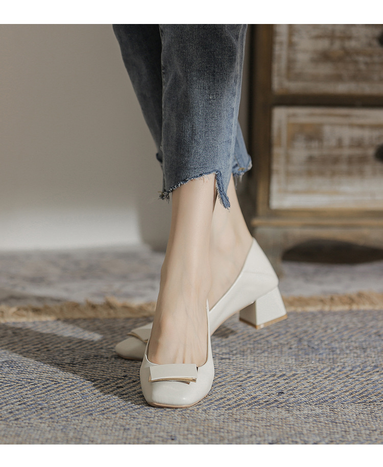 きれいめカジュアル メタルプレート付きスクエアトゥチャンキーヒールパンプス