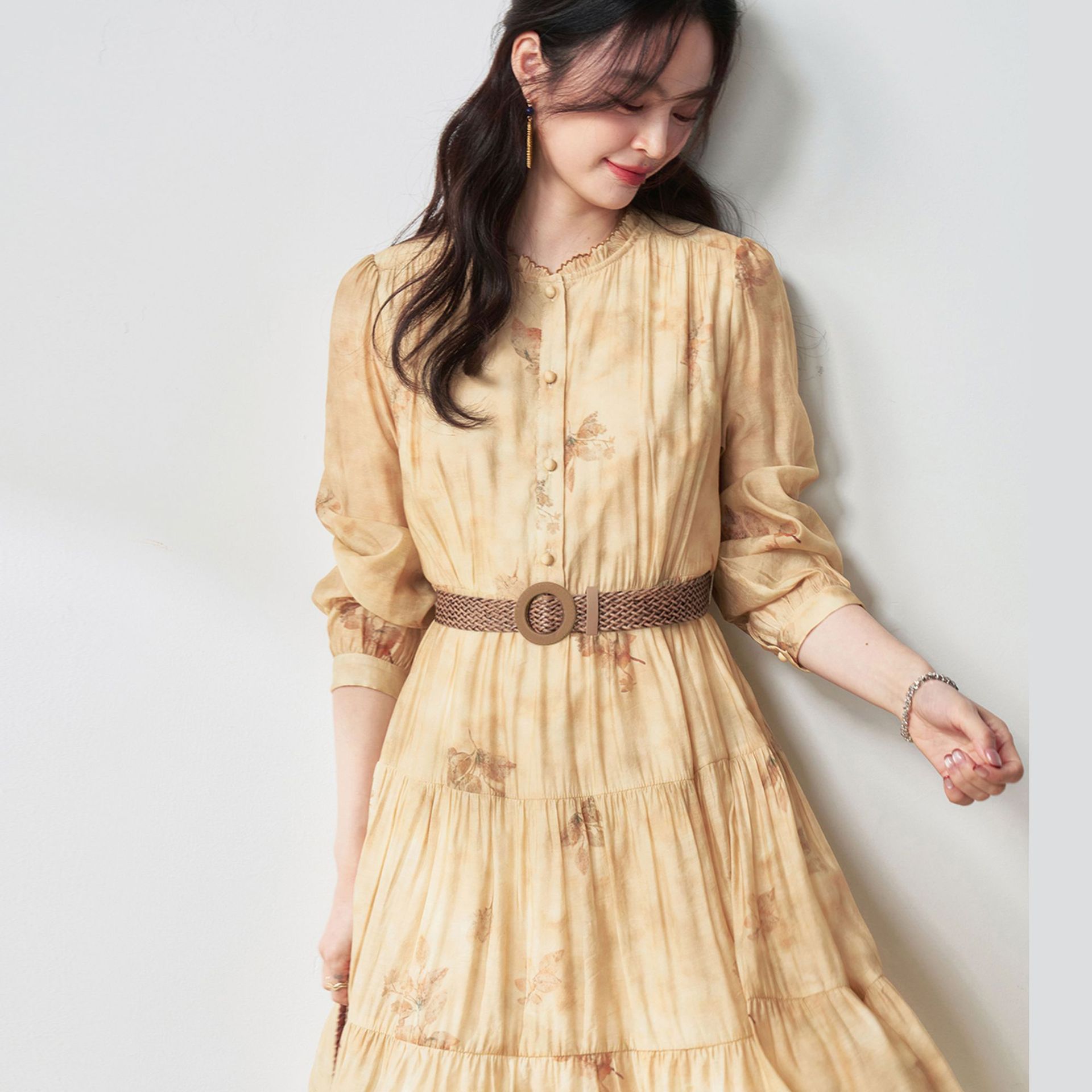 きれいめカジュアル 優美な花模様ティアードワンピース