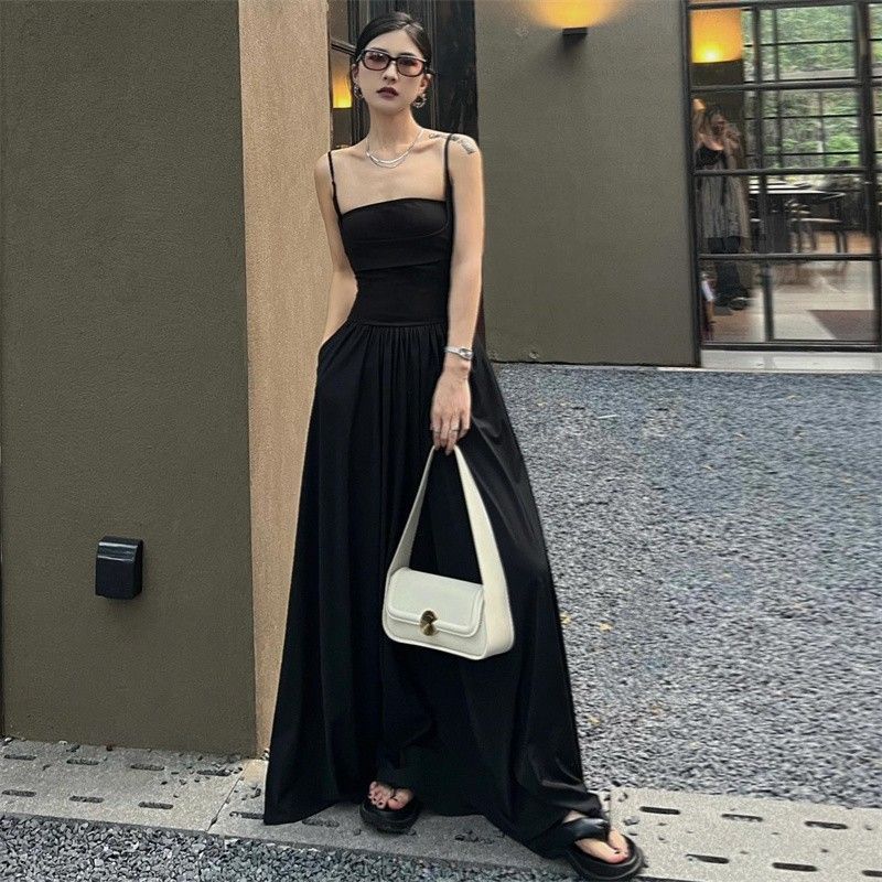 きれいめカジュアル 細身ストラップ付きギャザーロング丈ワンピース