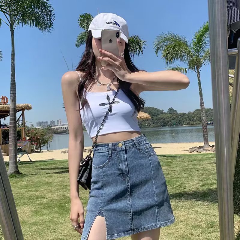 きれいめカジュアル 裾スリット入りハイウエストデニムミニスカート