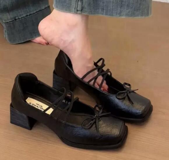 きれいめカジュアル 女性用靴 四角つま先レースアップ革靴 黒色