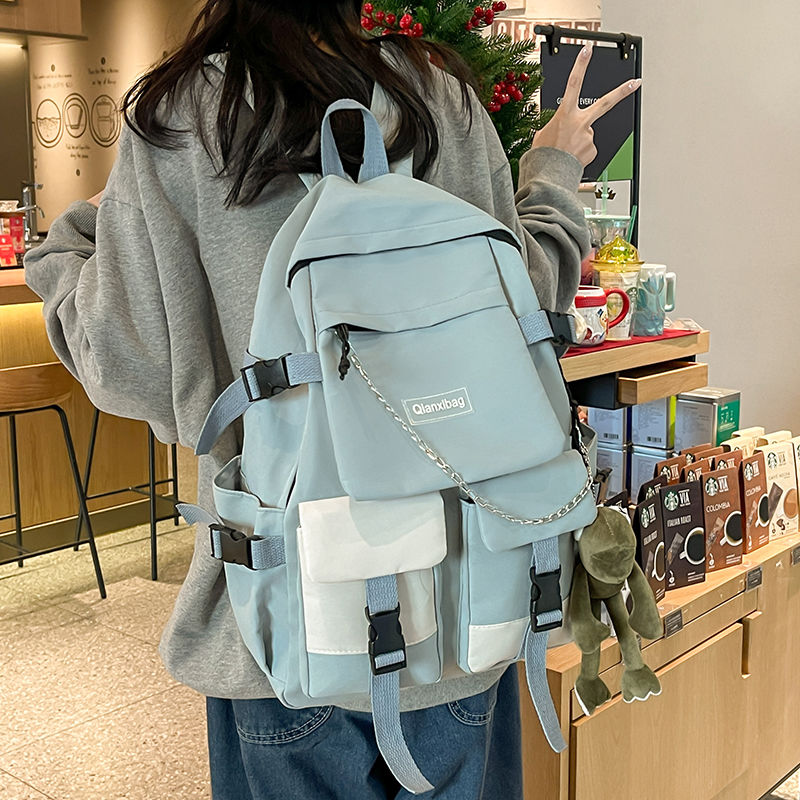 きれいめカジュアル ポケット豊富な機能派デイパック
