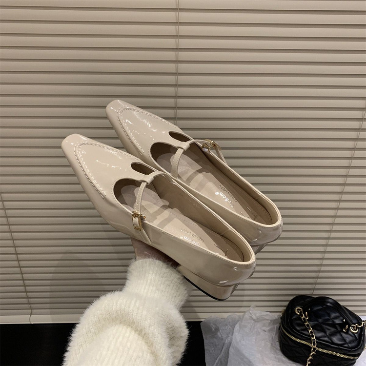 きれいめカジュアル レディース エナメル パンプス 靴 低めヒール ストラップ付き