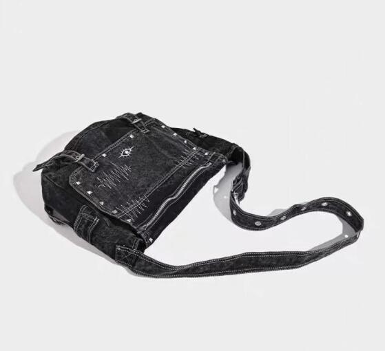 きれいめカジュアル きれいめ黒革靴 斜めがけ風紐付き大人靴