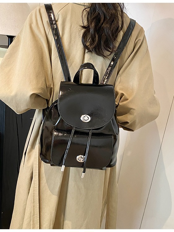 きれいめカジュアル 巾着型フラップ金具付きコンパクトリュック