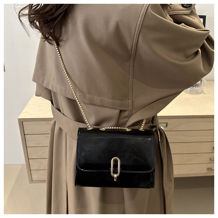 きれいめカジュアル レディース小さめ肩掛けバッグ金具付き本革風