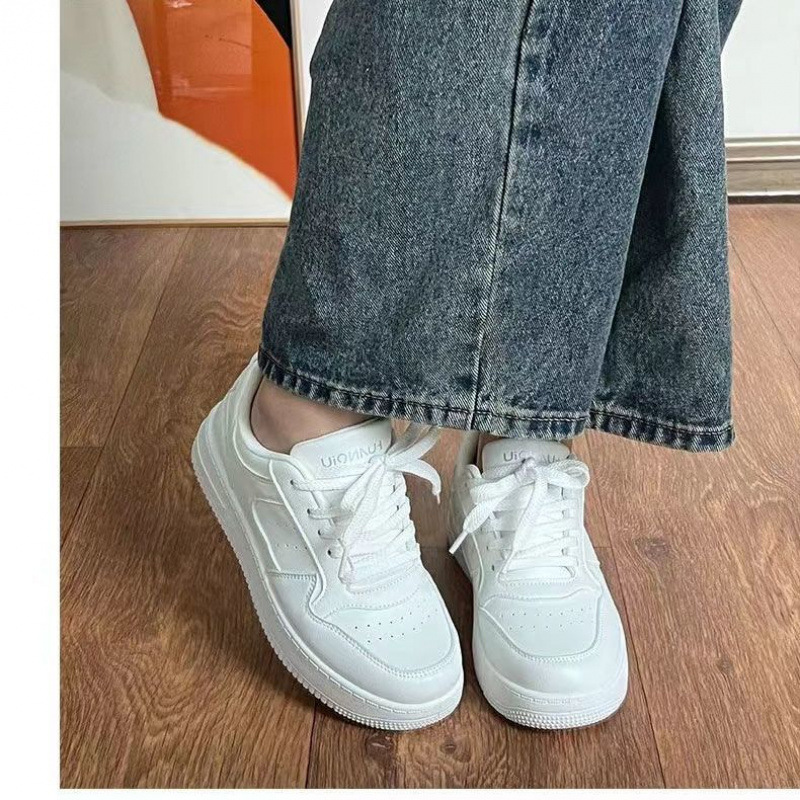 きれいめカジュアル シンプルローカット厚底スニーカー