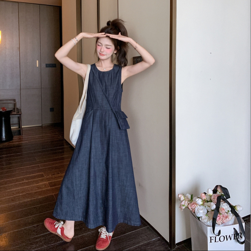 きれいめカジュアル ウエストリボン付きノースリーブデニムワンピース