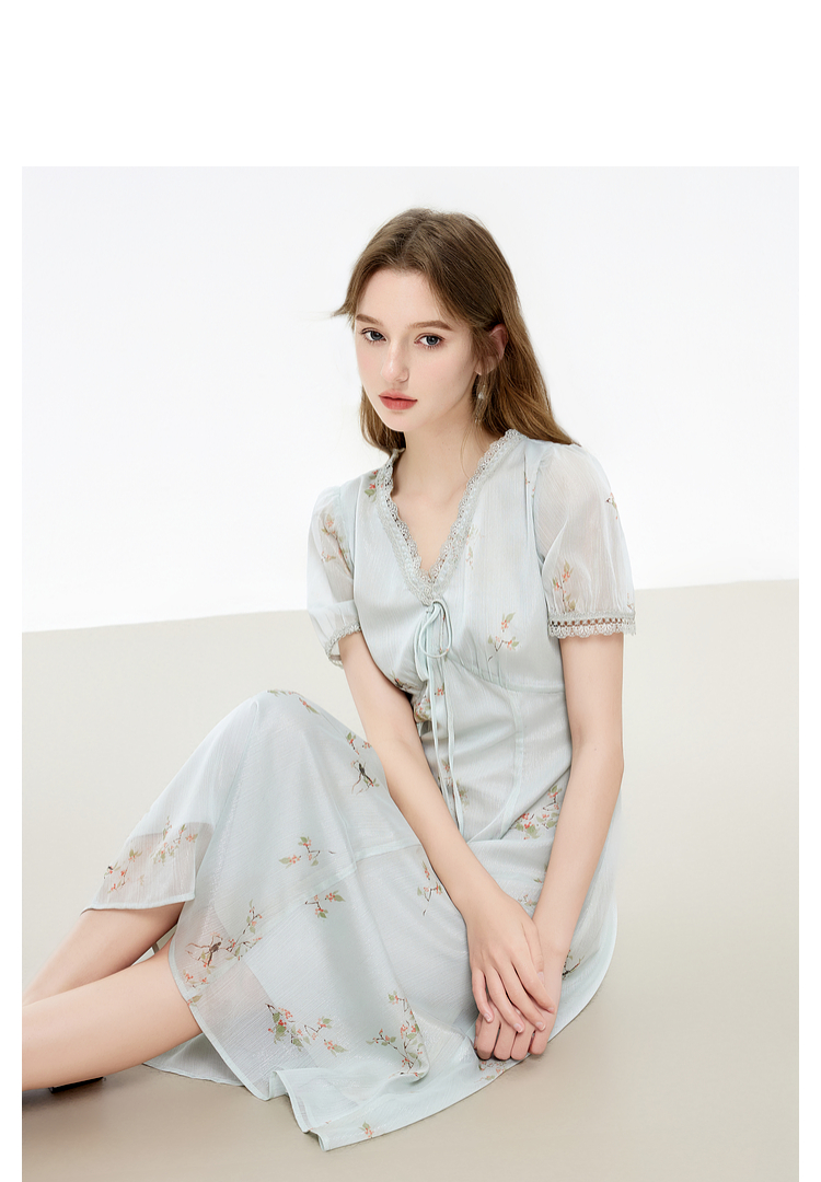 きれいめカジュアル 小花柄シフォンミディ丈ワンピース