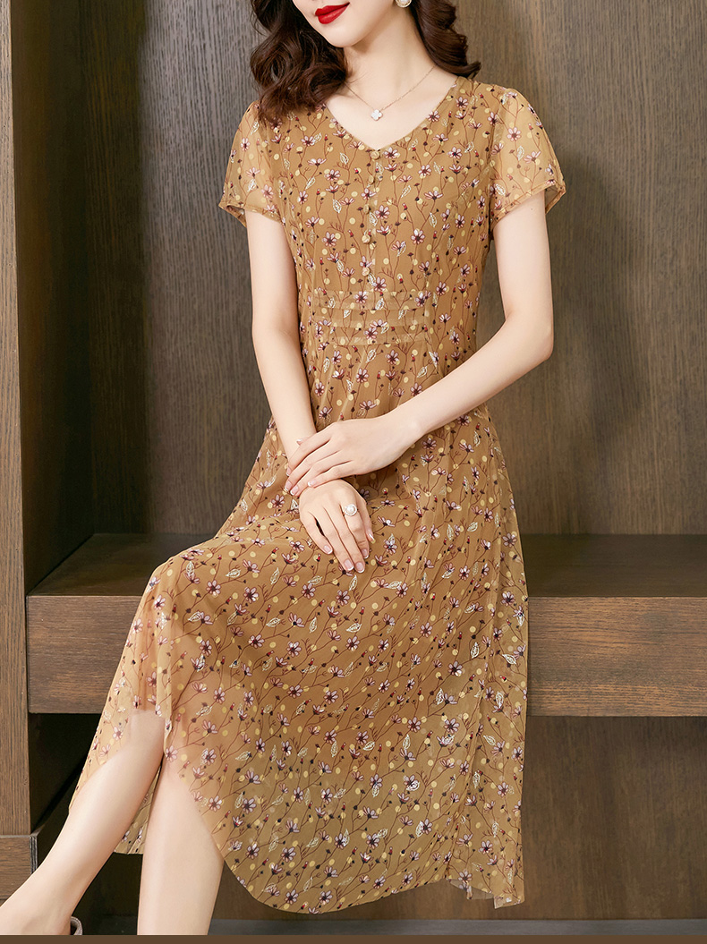 きれいめカジュアル 優美な花模様 ふんわり袖ワンピース